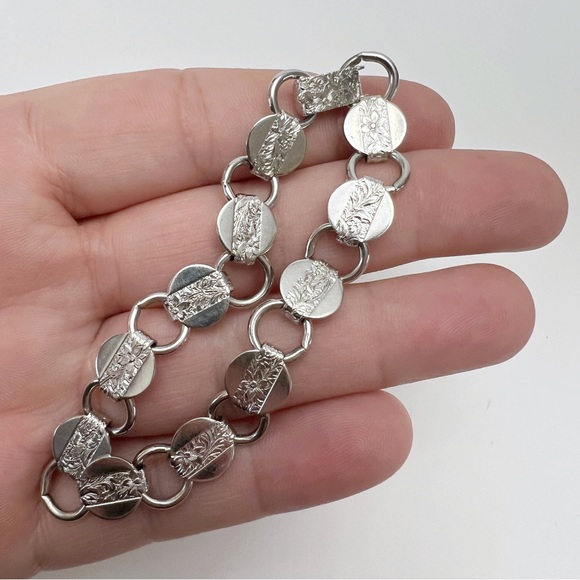 Vintage Sarah Coventry Circle Etched Floral Round Link Bracelet Silvertone - Picture 2 of 5